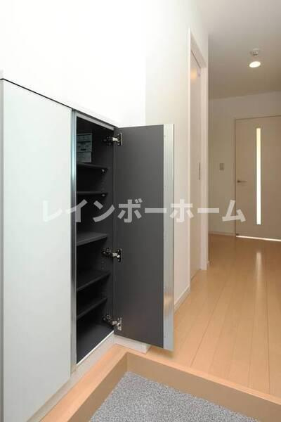 レオ参拾七番館の玄関