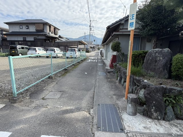 小松町新屋敷甲303-1　売土地の前面道路含む現地写真