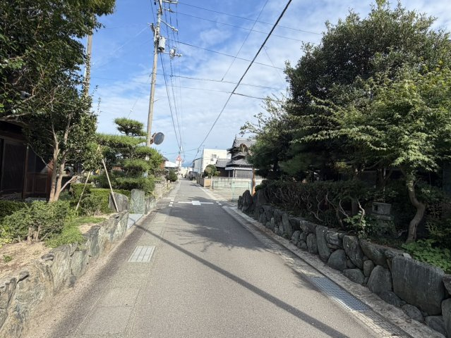 小松町新屋敷甲303-1　売土地の前面道路含む現地写真