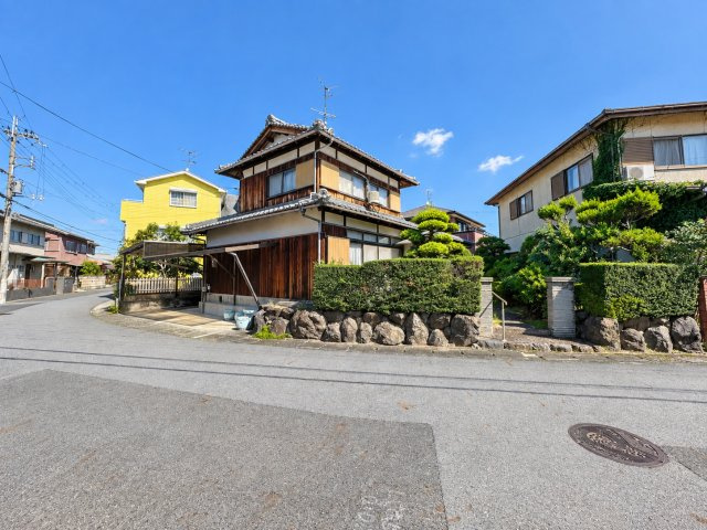 守山市金森町　建築条件無し売土地の外観|現況外観。既存建物は売主負担で解体し、更地でお引渡し予定。道路との位置関係や敷地の広がりをご確認ください。