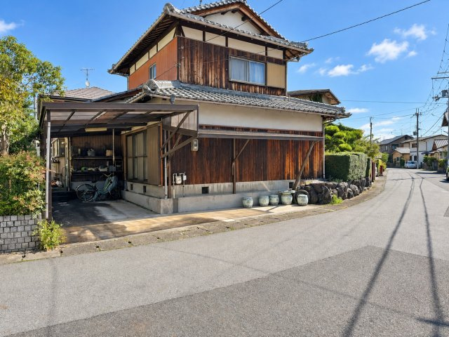 守山市金森町　建築条件無し売土地の外観|道路側から見た現況。更地渡し後の建物配置や玄関位置など、新しい住まいのイメージづくりの参考に。
