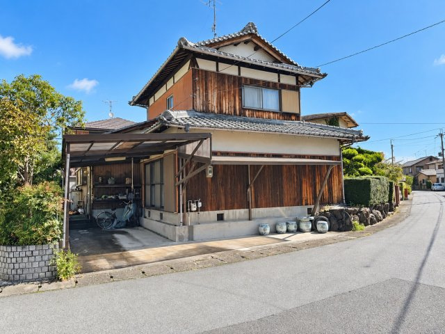 守山市金森町　建築条件無し売土地の外観|現況建物の側面から敷地を確認。解体後は更地でのお引渡しです。土地の奥行きや周辺との距離感をご覧ください。