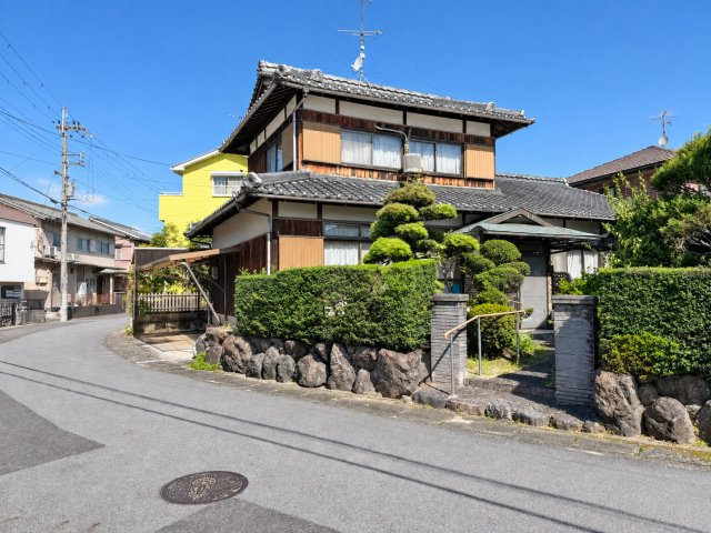 守山市金森町　建築条件無し売土地の外観|現況外観の別アングル。建物は解体予定。土地のボリューム感や道路との接し方をイメージする参考写真です。