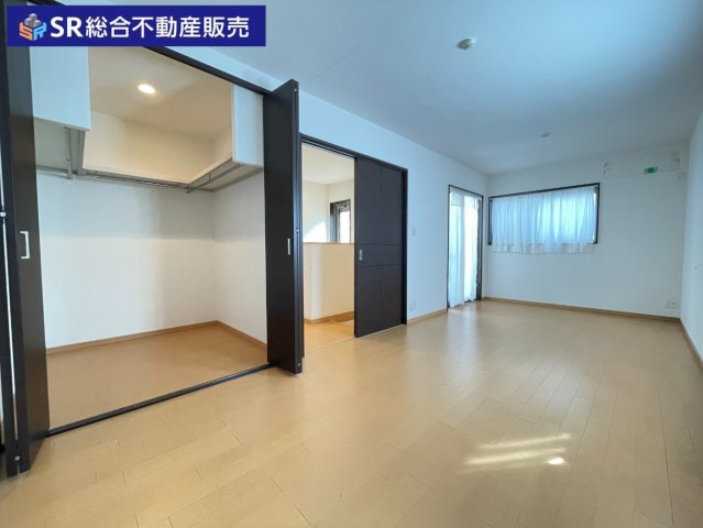 南鴻池町2丁目中古戸建の寝室|2F10.5帖洋室。容量たっぷりのウォークインクローゼットもあります！寝室にいかがでしょうか。