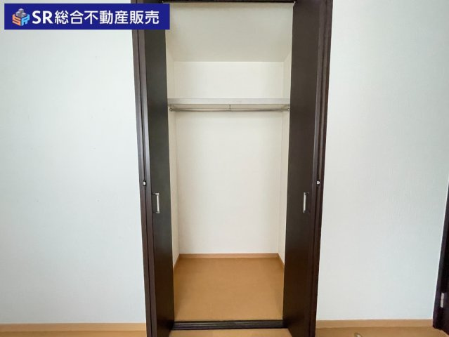南鴻池町2丁目中古戸建の収納|2F6帖洋室収納。全居室収納有は嬉しいポイントです♪