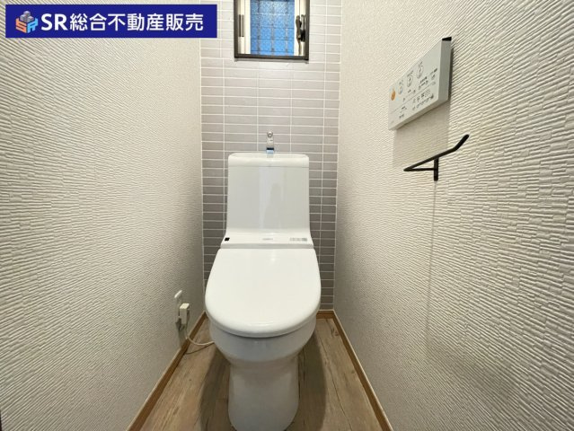南鴻池町2丁目中古戸建のトイレ|1Fトイレ。トイレが2か所にあり、朝の身支度がスムーズに行えます♪
