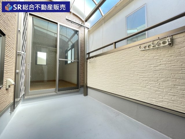 南鴻池町2丁目中古戸建のバルコニー|南向きのバルコニーで陽当たり良好で外からの目を気にせずに洗濯物が干せます