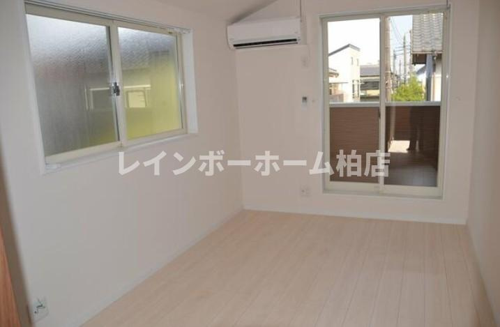 特典：仲介手数料が無料です!!の居間・リビング|こちらの居間で趣味の時間をお楽しみください