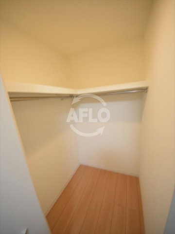 ビビアンパレス桜川公園　塩草立葉小学校区の収納|ビビアンパレス桜川公園　ウォークインクローゼット