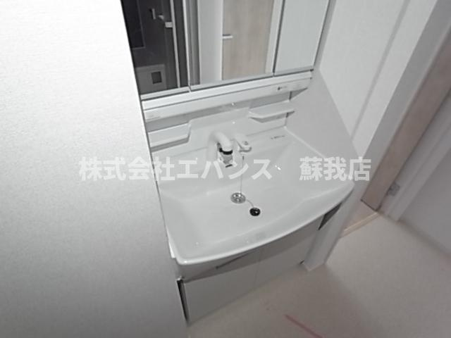 【独立洗面台】 | イーストサイド86 | 独立洗面台、小物を置くことができて便利です