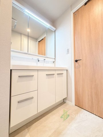 ヒルズ大森の独立洗面台|ワイドな三面鏡付き洗面化粧台を採用。収納も備え、洗面まわりをすっきり整理できます。