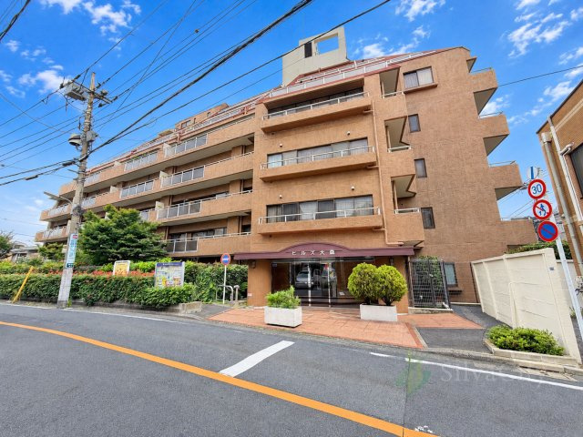 ヒルズ大森の外観|落ち着いたブラウンを基調とした重厚感のある外観。植栽が彩るエントランスが住まいを迎えます。