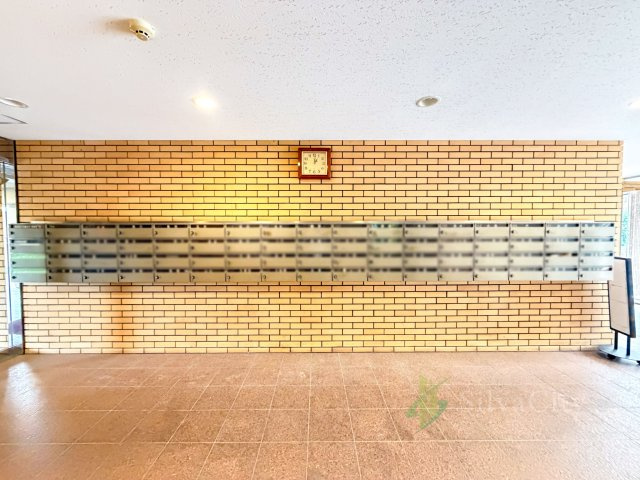 ヒルズ大森の設備|共用部には集合郵便受けを設置。すっきりと整えられた共用スペースです。