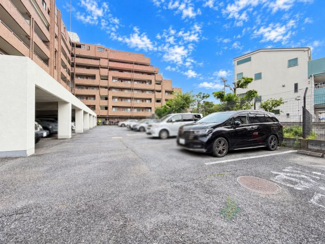ヒルズ大森の駐車場|敷地内に設けられた駐車場。ゆとりのあるスペースが確保されています。