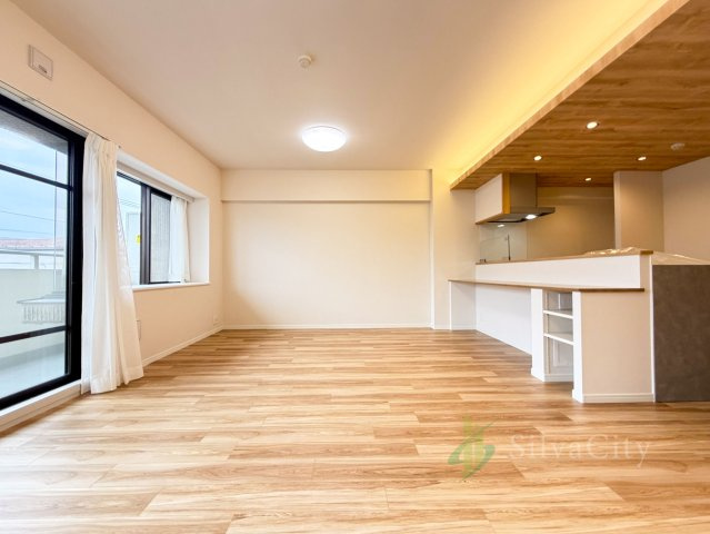ヒルズ大森の居間・リビング|ゆとりあるLDKは家具のレイアウトもしやすい広々空間。木目天井とアクセントクロスが上質な雰囲気を演出します。
