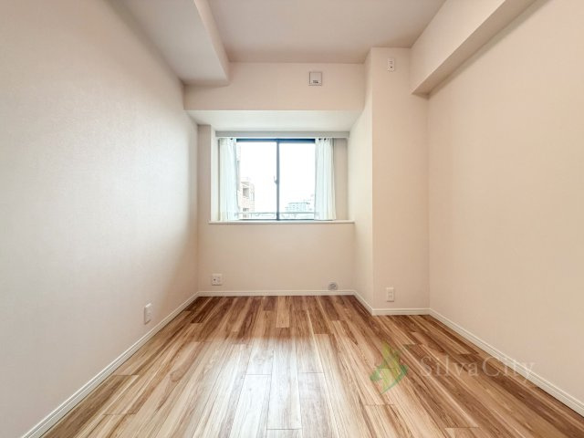 ヒルズ大森の洋室|窓から自然光を取り込める明るい洋室。シンプルな内装で家具やインテリアも合わせやすい空間です。