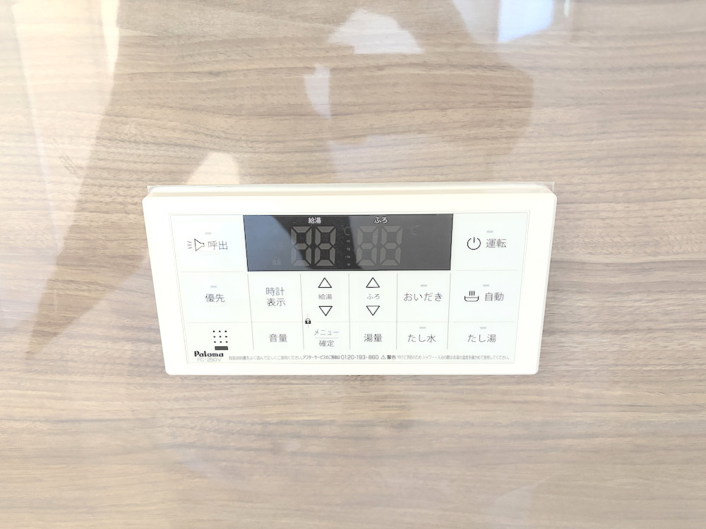 福生市加美平の防犯設備|来訪者の顔を室内から確認できるモニター付きインターホン。防犯面に配慮された設備です。
