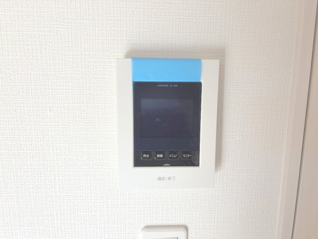福生市加美平の防犯設備|来訪者の顔を室内から確認できるモニター付きインターホン。防犯面に配慮された設備です。
