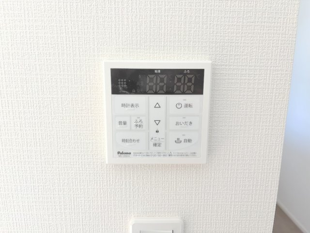 福生市加美平の発電・温水設備|ワンタッチでお湯張りや保温の操作ができる給湯リモコン。毎日のバスタイムも快適です。
