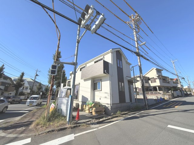 福生市加美平の外観|ホワイトとグレーのツートンカラーがお洒落な新築分譲住宅の外観写真です。
明るい日差しの中で、洗練されたデザインが目を引きます。駐車場スペースもあり、快適な生活が想像できる物件です。
