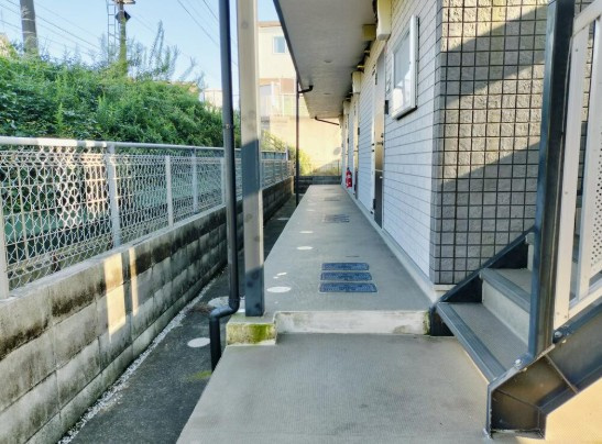 千葉市中央区登戸３丁目の賃貸マンションのエントランス