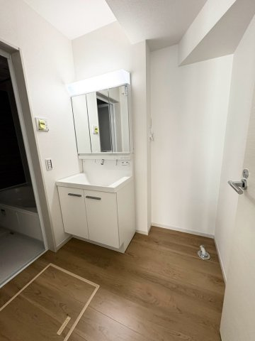 玉手町　2398万円の独立洗面台|清潔感のある洗面スペースで、毎日の身支度も快適。朝の忙しい時間にも使いやすく、家族みんなで気持ちよく利用できる便利な空間です。