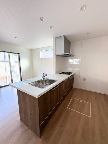 玉手町　2398万円のキッチン|明るく開放感のあるキッチンは、家族との会話を楽しみながら料理ができる対面タイプ。毎日の家事がしやすく、家族の様子を見守りながら調理できます。