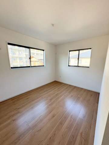 玉手町　2398万円の洋室|一日の疲れをゆっくり癒せる落ち着いた浴室。ゆったりとしたバスタイムを楽しめる快適な空間で、毎日の暮らしに心地よい時間をもたらします。