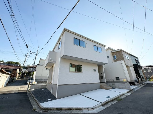 柏原市玉手町　の外観|角地ならではの開放感が魅力の新築住宅。明るく爽やかな外観で、街並みに映える美しい佇まいです。
