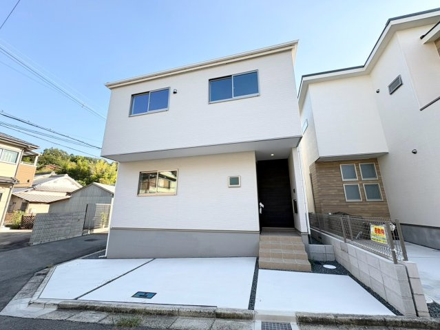 柏原市玉手町　の外観|角地ならではの開放感が魅力の新築住宅。明るく爽やかな外観で、街並みに映える美しい佇まいです。