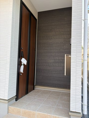 玉手町　2398万円の玄関|雨の日も濡れにくい屋根付きの玄関ポーチ。傘を開閉する際にも便利で、雨の日の出入りも快適です。毎日の暮らしに嬉しい設計です。