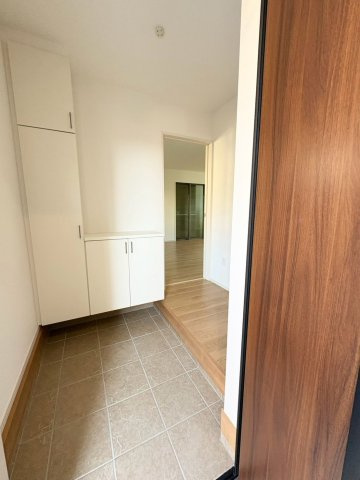 玉手町　2398万円の玄関|明るく清潔感のある玄関は、ご家族やお客様を気持ちよく迎えてくれる空間。毎日使う場所だからこそ、使いやすさにも配慮された住まいです。