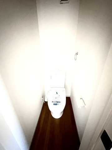 玉手町　2398万円のトイレ|清潔感のあるトイレは、毎日気持ちよく使える快適な空間。ご家族が使いやすい設計で、忙しい朝の時間帯にも便利な2か所設置です。