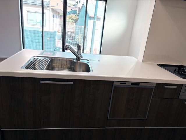 玉手町　2398万円のキッチン|明るく開放感のあるキッチンは、家族との会話を楽しみながら料理ができる対面タイプ。毎日の家事がしやすく、家族の様子を見守りながら調理できます。