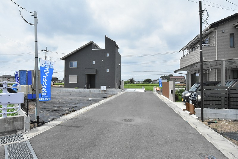 鴻巣市箕田富士山Ⅱ期全６区画の前面道路含む現地写真|前面道路は６ｍで広々しています。