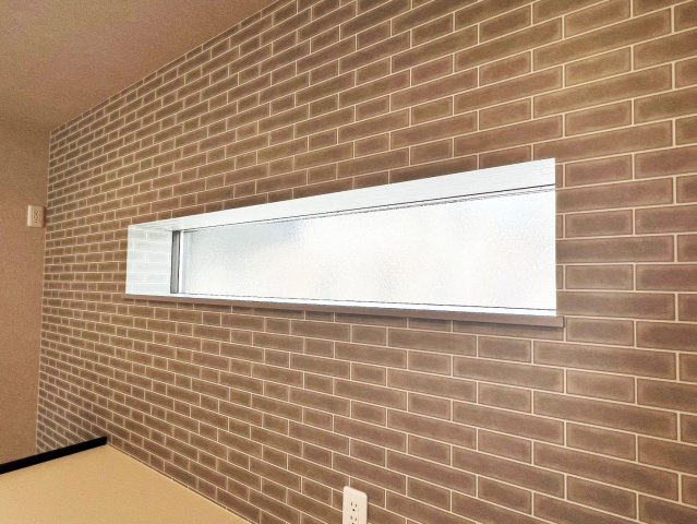 吉藤2丁目　リノベーション住宅のキッチン|横長の「すべり出し窓」が手元を明るく照らしつつ、外からの視線は遮る工夫がされています。