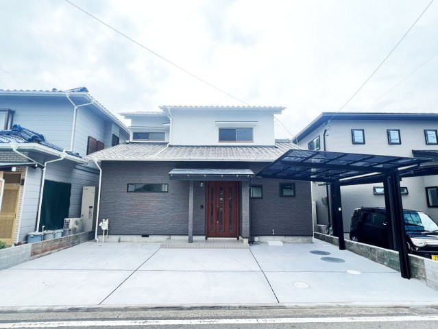 吉藤2丁目　リノベーション住宅の外観|どっしりとした瓦屋根の和風な佇まいを残しつつ、外壁のデザインによって古さを一切感じさせない現代的な「和モダン」に仕上げています。