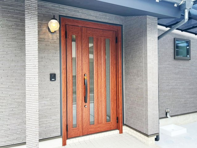 吉藤2丁目　リノベーション住宅の玄関|落ち着いた外観の玄関ドア。ピッキングに強いダブルロック＆ディンプルキーです。
