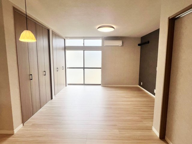 吉藤2丁目　リノベーション住宅の居間・リビング|床の明るいナチュラルな木目と建具（ドアやクローゼット）の落ち着いた木目のコントラストが、南面からの光と合わさって暖かみを感じる空間になっています。