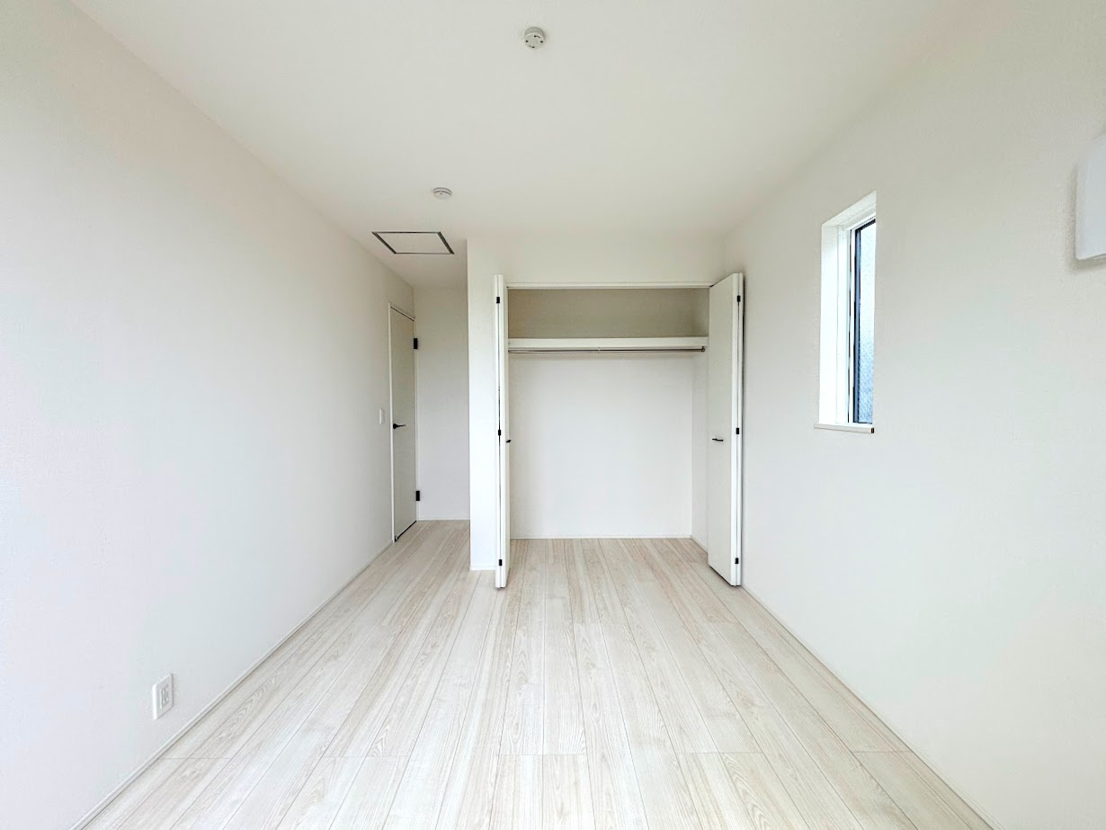 保土ヶ谷区境木本町　新築戸建て　第3の洋室|［モデルハウス］◆柔らかい陽光が差し込む明るいお部屋を演出する設計。彩光の取れる窓が気持ちの良いお部屋を創り上げます。