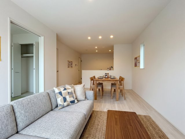 保土ヶ谷区境木本町　新築戸建て　第3の居間・リビング|［モデルハウス］◆一家だんらんのスペースとなるＬＤＫ。窓から明るい光が差し込み、思わず家族の会話も弾む快適な空間。