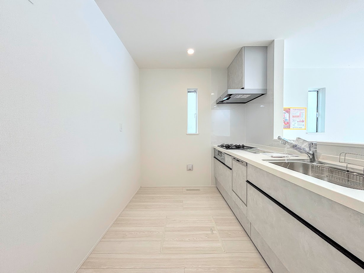 保土ヶ谷区境木本町　新築戸建て　第3のキッチン|［モデルハウス］◆デザイン性と機能性を兼ね備えたキッチンです。リビングスペースとの一体感が生まれ、広々空間を演出してくれます。