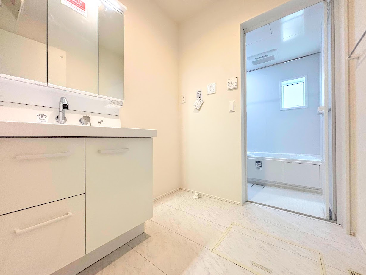 保土ヶ谷区境木本町　新築戸建て　第3の独立洗面台|［モデルハウス］◆毎日使う場所だから、機能的で使いやすさに配慮したパウダールーム。すっきりと使えるように収納も豊富にご用意しています。