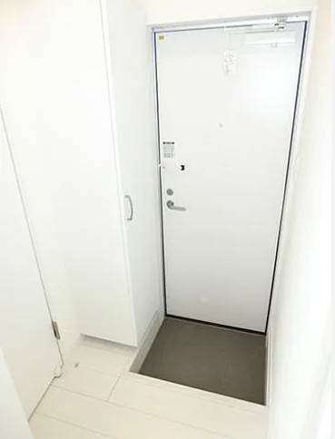 千葉市花見川区検見川町３丁目のアパートの玄関
