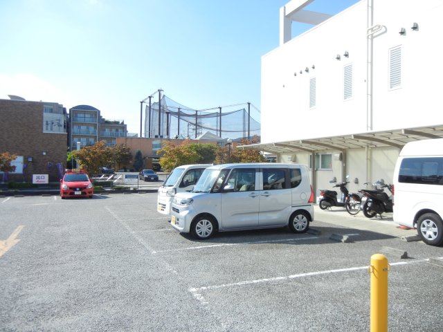 宝塚すみれメディカルビルの駐車場