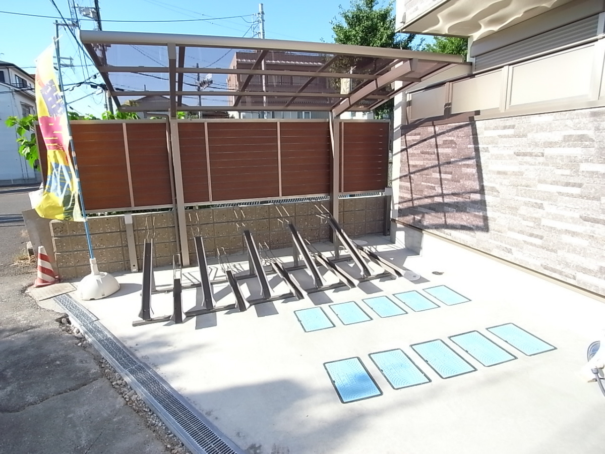 クリエオーレ中野本町の駐車場
