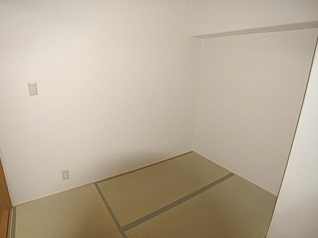 香里日光ハイツの洋室