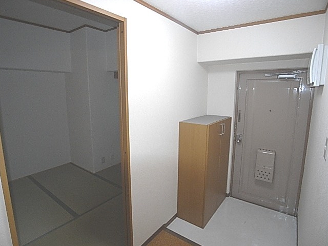 香里日光ハイツの玄関