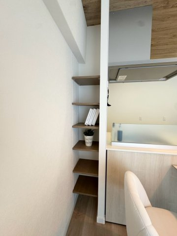 ーアルファシティ社ノ木ー3LDKー中古マンション　【門司区　中古マンション】の内装|リビングの端には可動棚付き♪よく使うものを隠して収納できます♪【門司区　中古マンション】