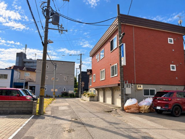 西区発寒1-3　解体渡し角地の前面道路含む現地写真|東側道路♪現在向かいは月極駐車場です♪